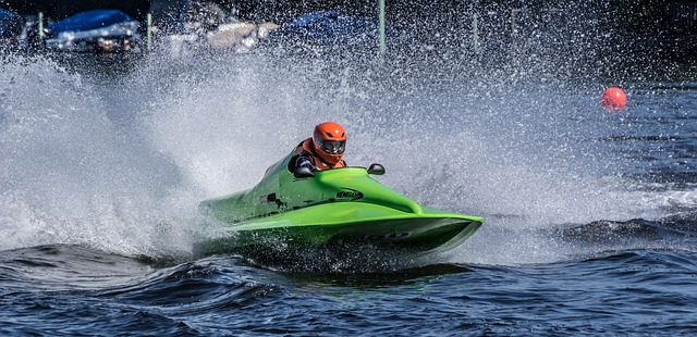 Motor boat 10m - prua e posti prendisole